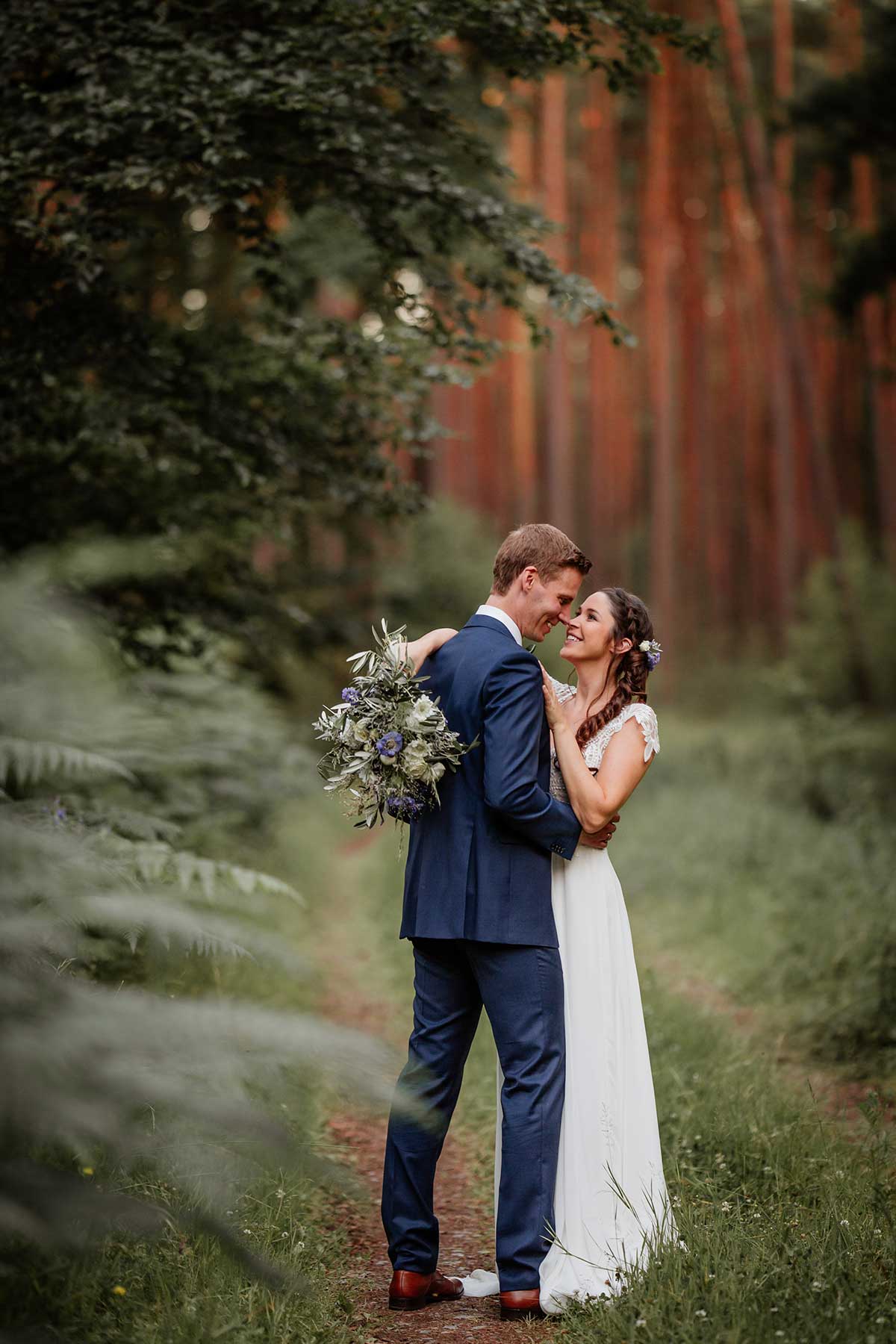 Braut und Bräutigam alleine im Wald