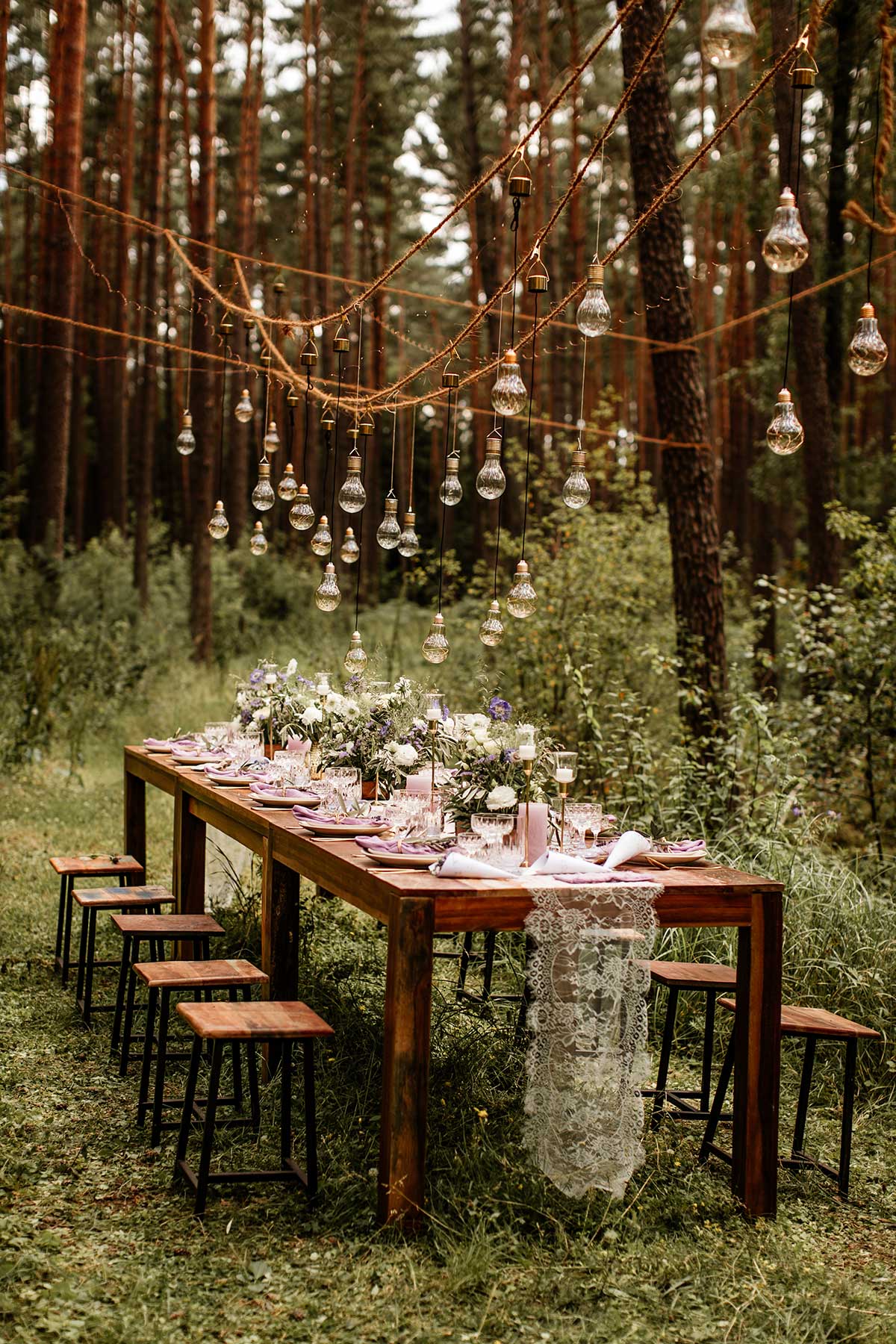 Gedeckter Tisch bei der Hochzeit im Wald