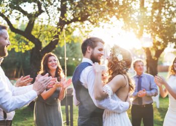 Trauredner: Freund oder Familienmitglied dafür nutzen