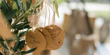 Baum während der Hochzeit pflanzen: Ritual für die Trauung