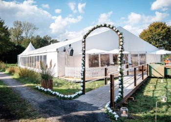 Gartenhochzeit mit Feier im großen Hochzeitszelt
