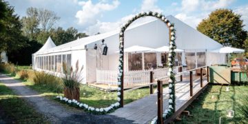 Gartenhochzeit mit Feier im großen Hochzeitszelt