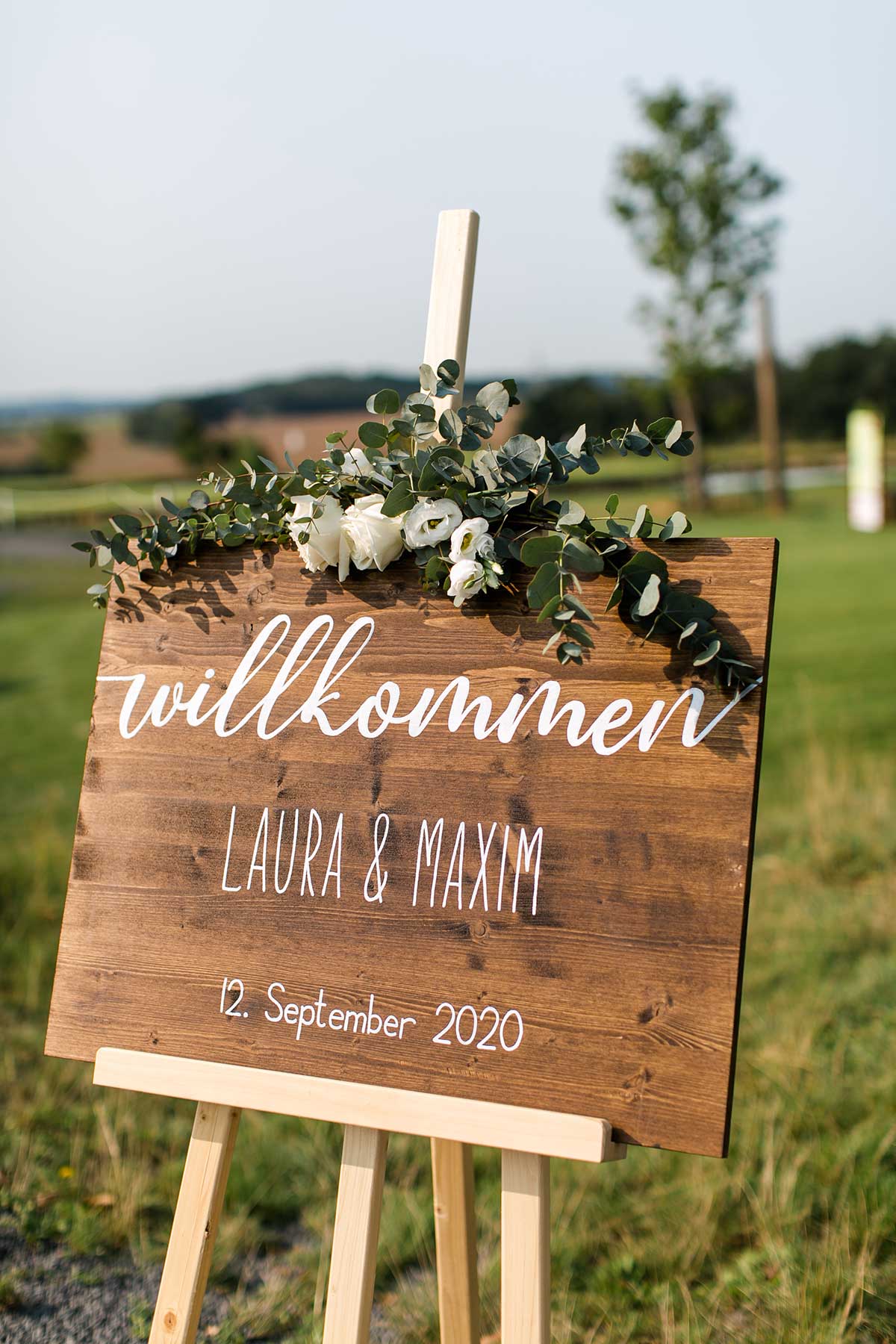 Willkommensschild aus Holz bei der Hochzeit