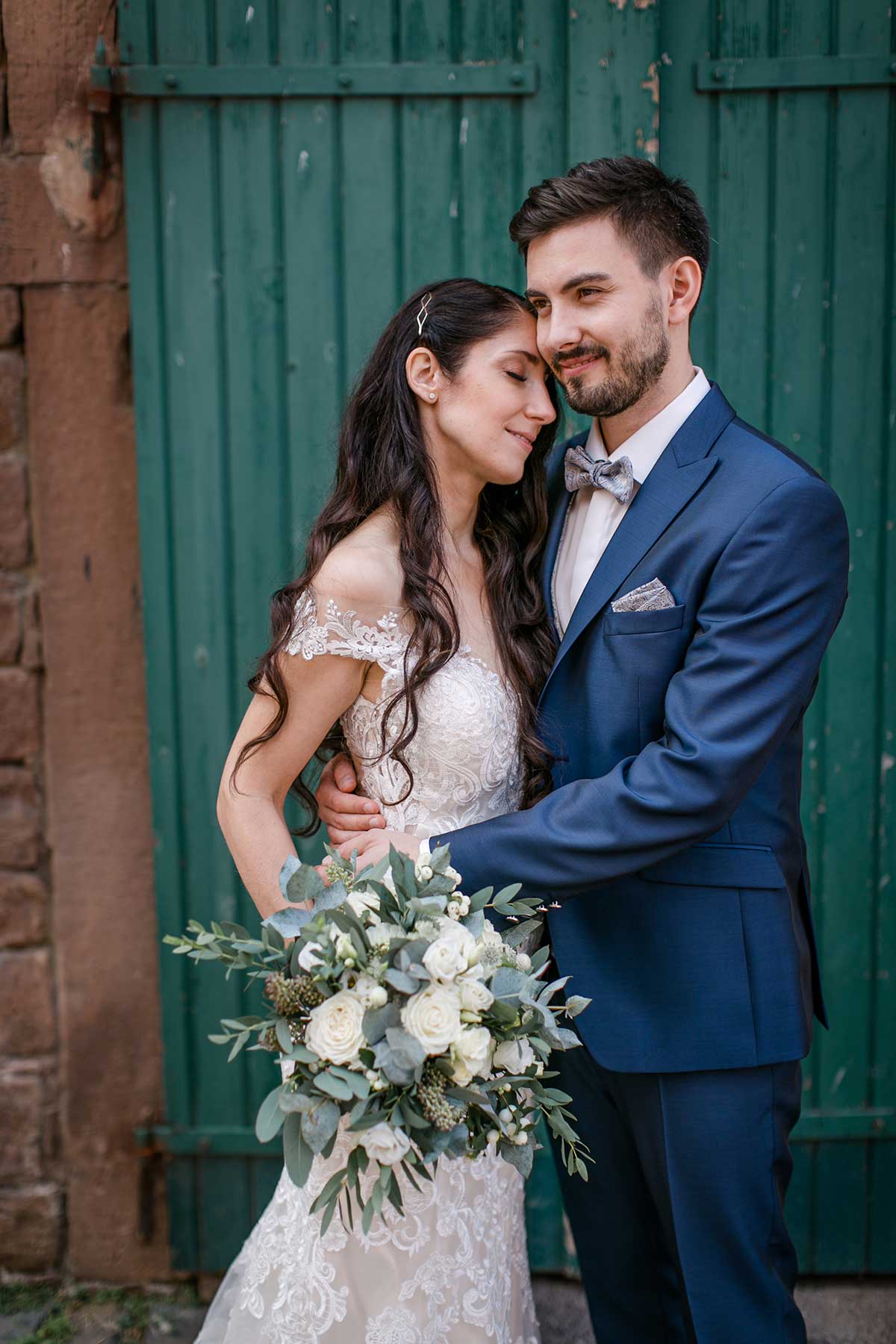 Braut und Bräutigam beim Fotoshooting vor der Hochzeit