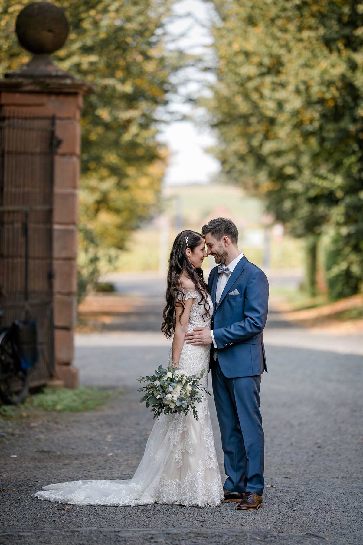 Braut und Bräutigam beim Fotoshooting vor der Hochzeit