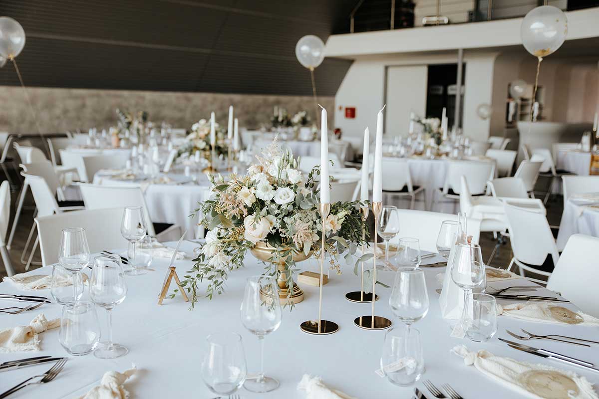 Tischdeko passend für eine elegante Hochzeit