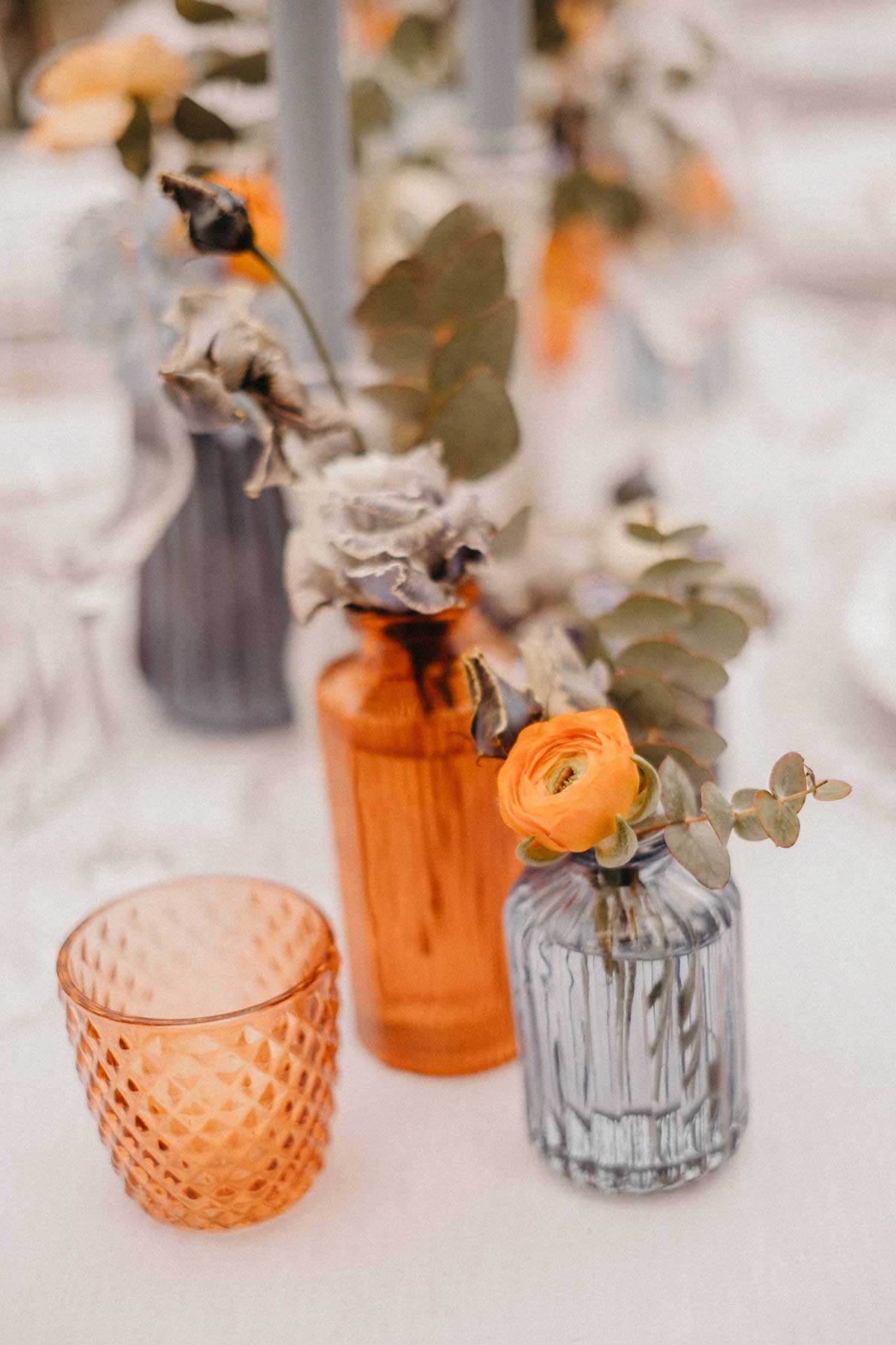 Blumendekoration der gedeckten Tafel