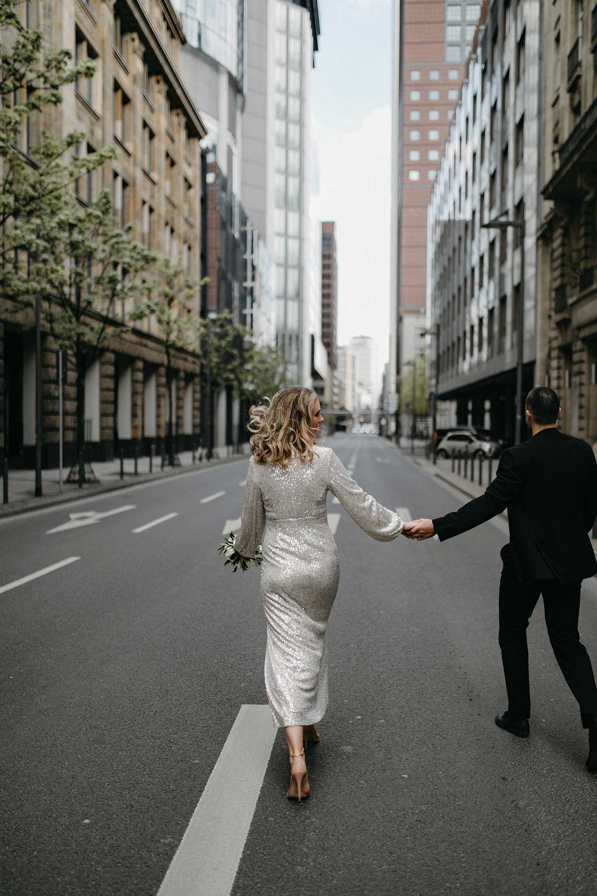 Fotoshooting mit Braut und Bräutigam in den Straßen von Frankfurt