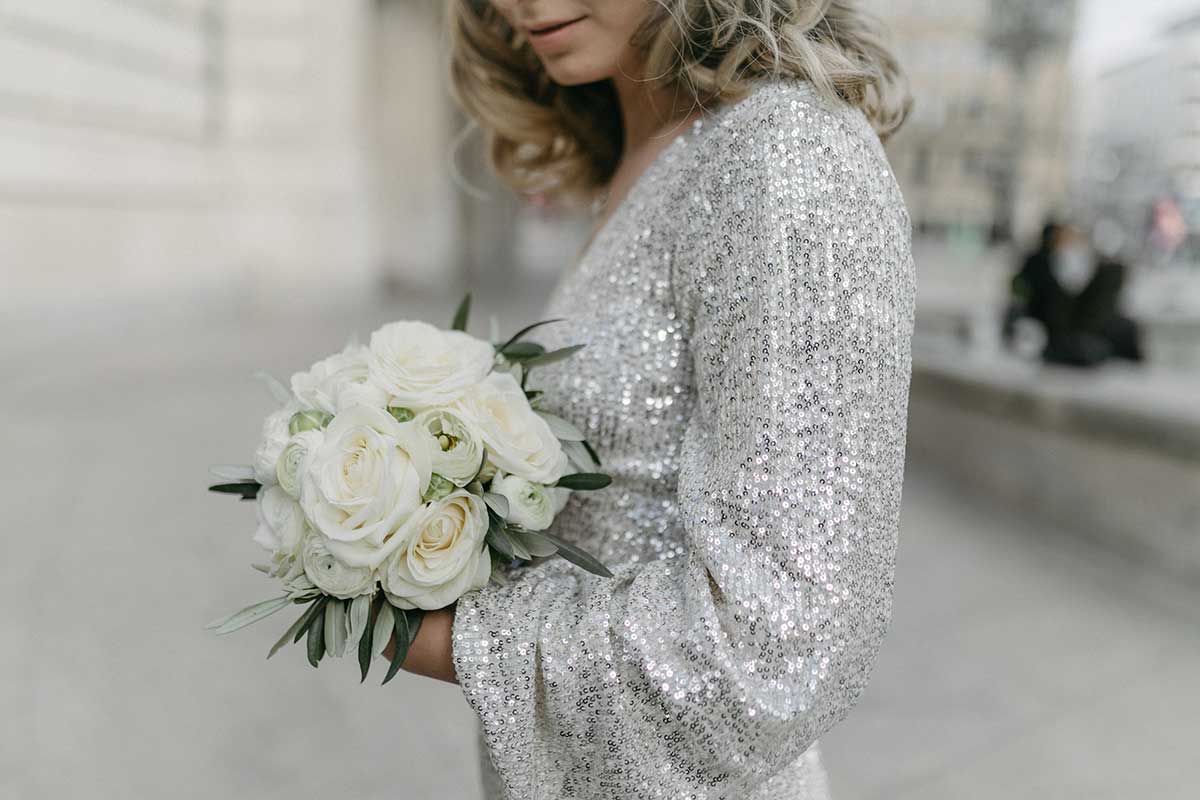 Braut hält Brautstrauß mit weißen Blumen