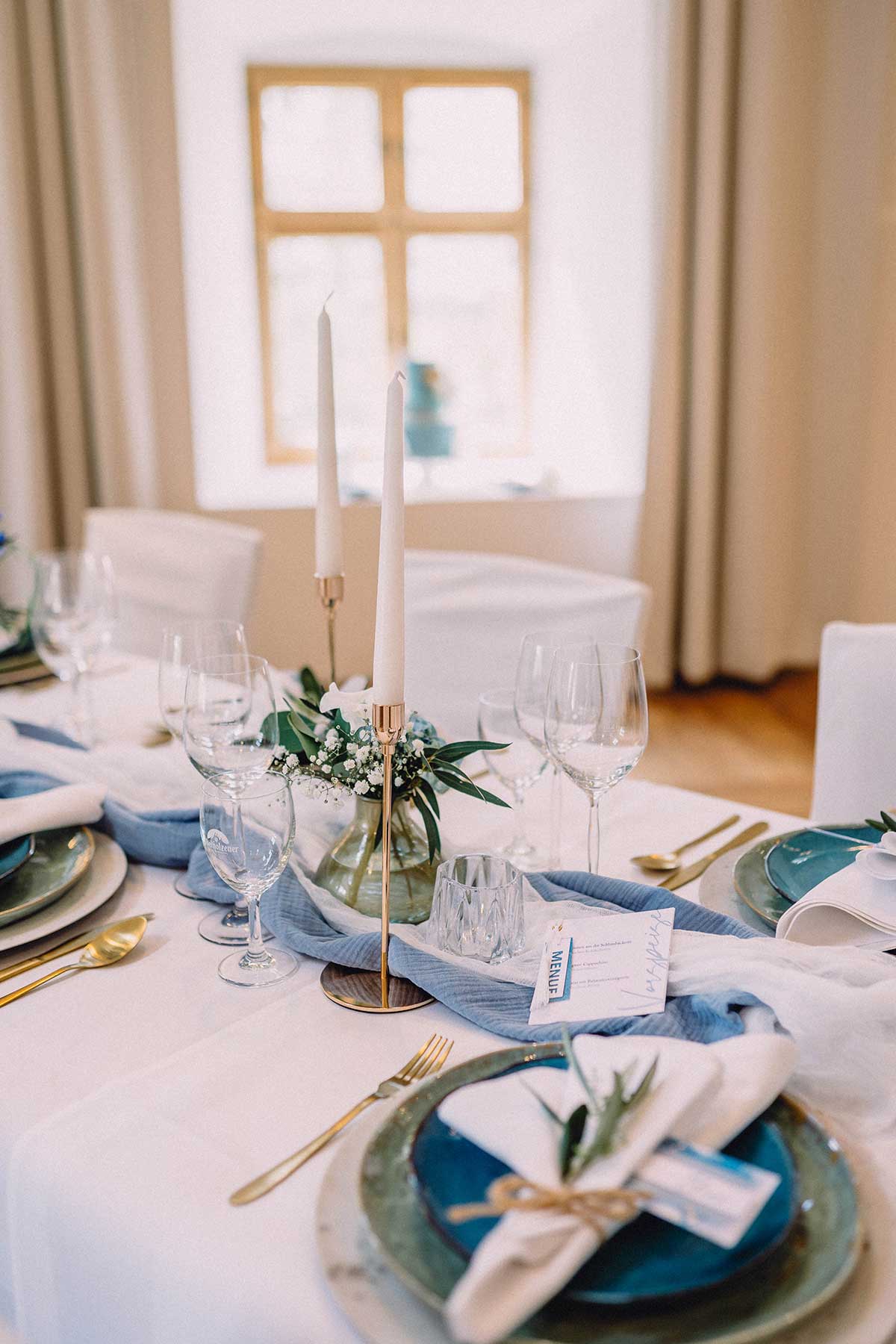 In blau eingedeckter Tisch bei der Hochzeit