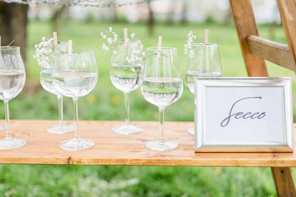 Gläser mit Secco gefüllt bei der Hochzeit