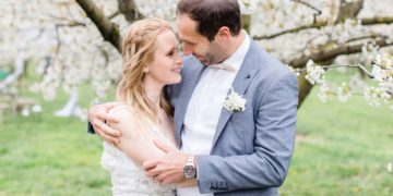 Microwedding: Hochzeit zu Zweit auf einer Kirschbaumwiese