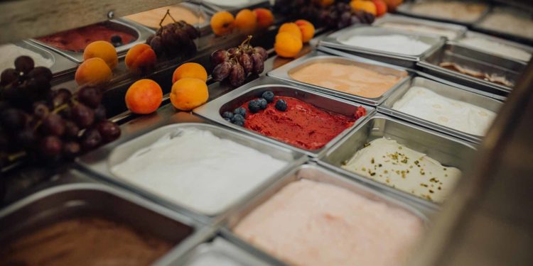 Eisauswahl im Eiswagen bei der Hochzeit