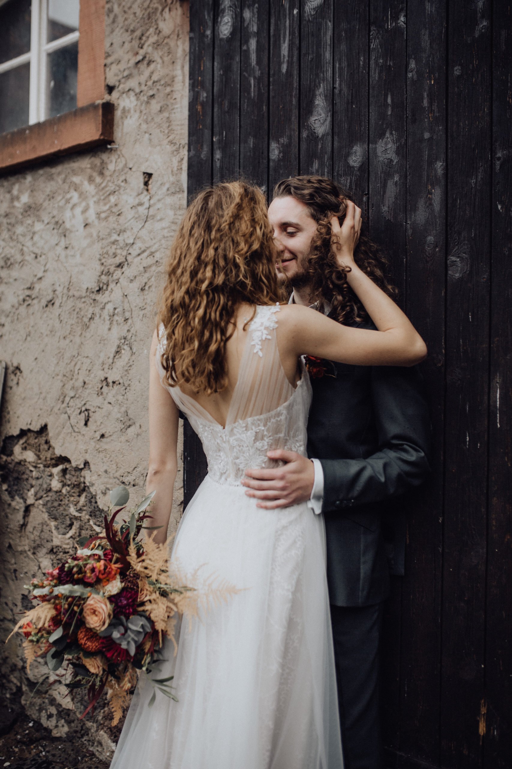 Braut und Bräutigam beim Paar-Fotoshooting