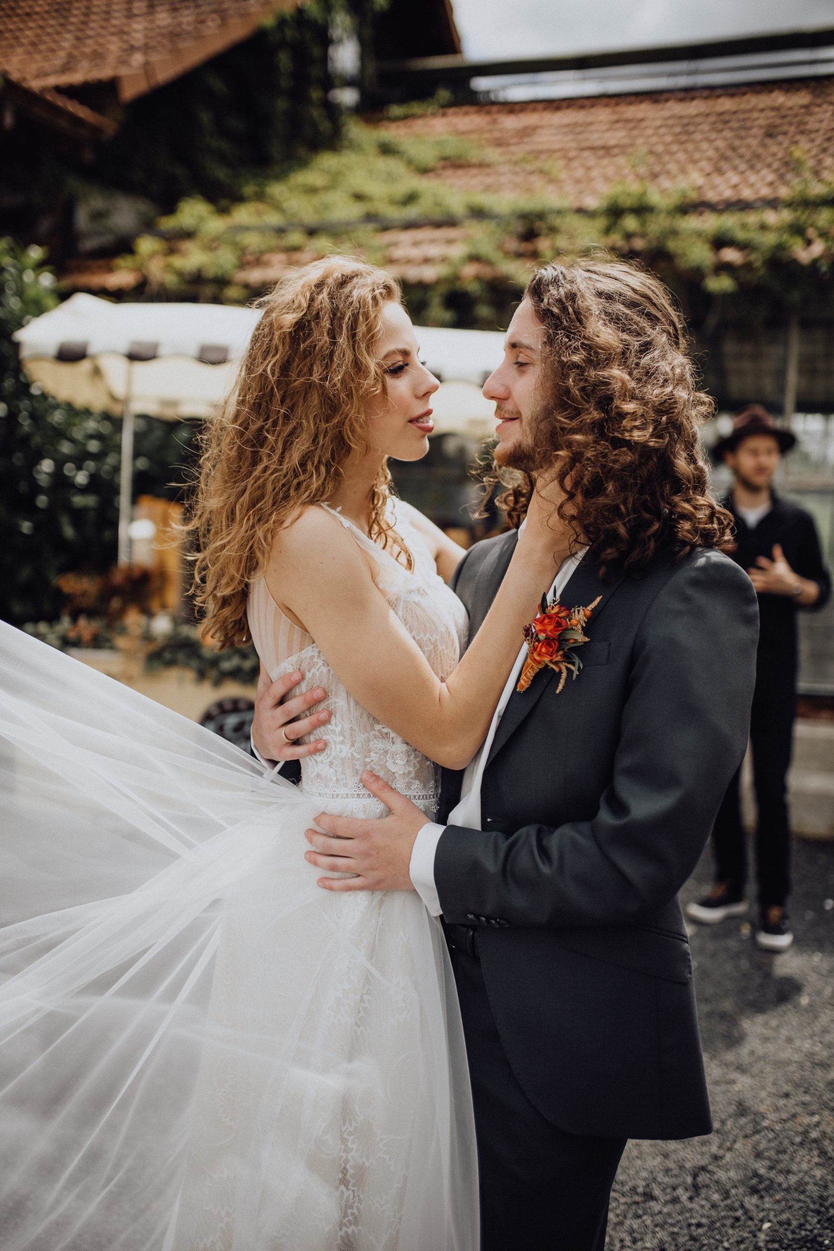 Braut und Bräutigam küssen sich