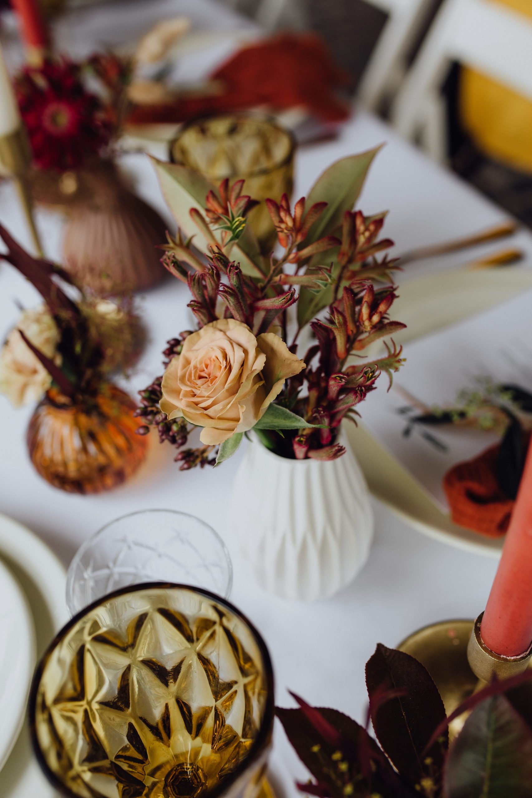 Tischdeko passend zu einer Spätsommer Hochzeit in warmen Herbsttönen