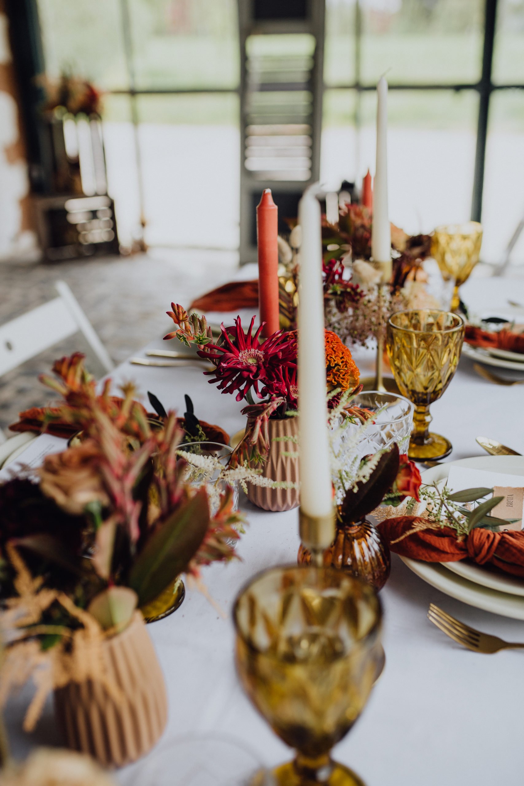 Tischdeko passend zu einer Spätsommer Hochzeit in warmen Herbsttönen