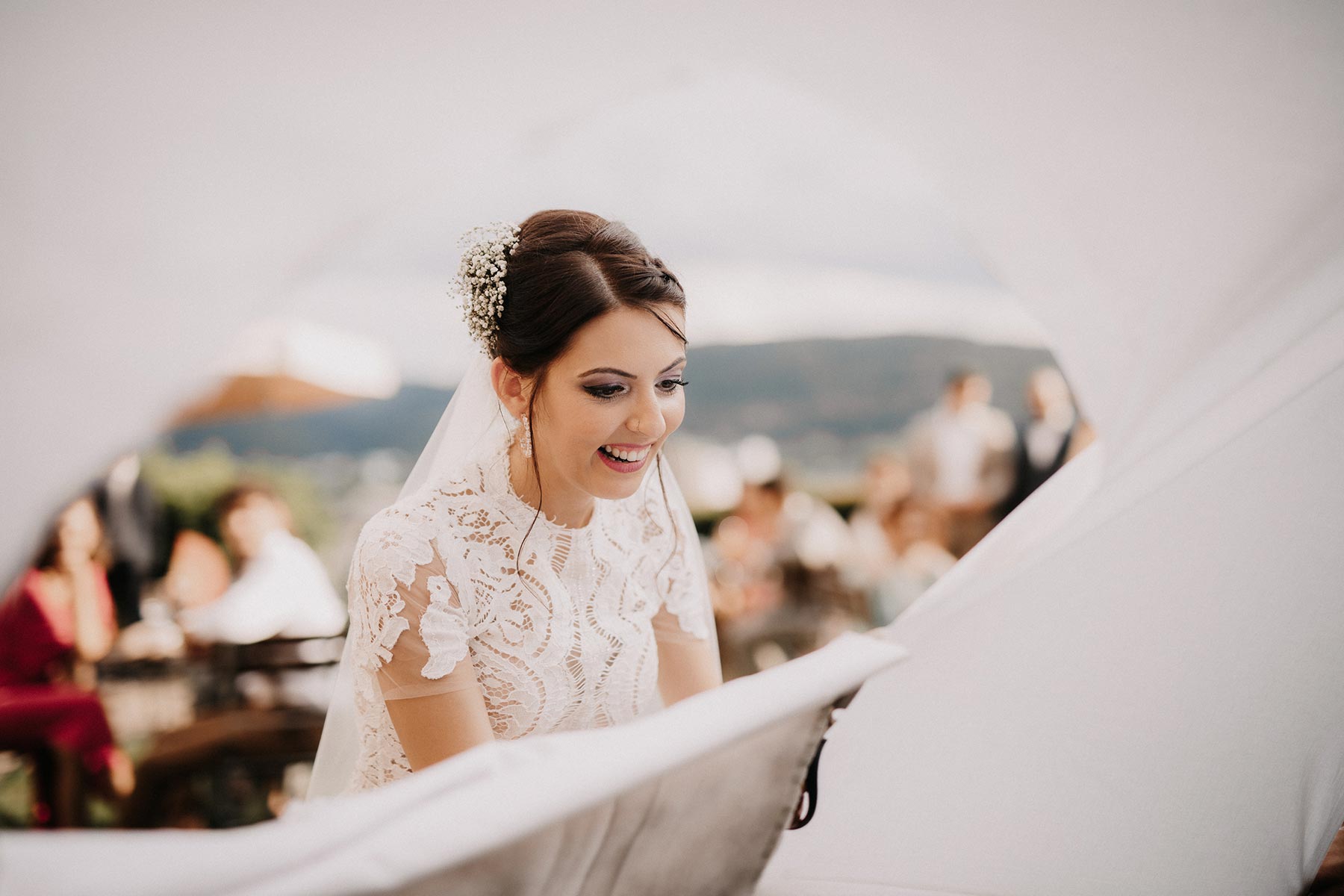 Braut schneidet Hochzeitsherz aus einem Bettlaken oder Tuch