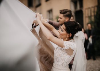 Bettlaken zerschneiden bei der Hochzeit