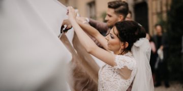 Bettlaken zerschneiden bei der Hochzeit