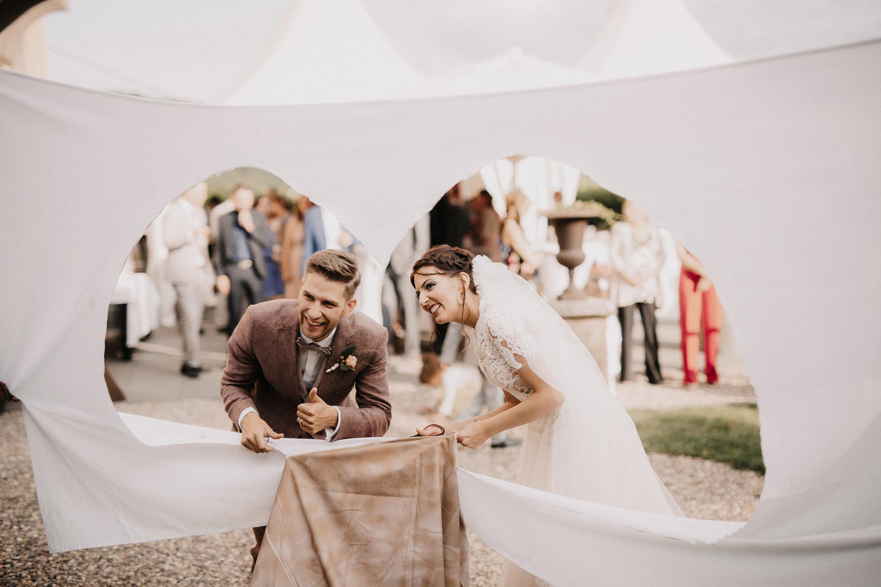 Hochzeitsherz aus Bettlaken ausschneiden