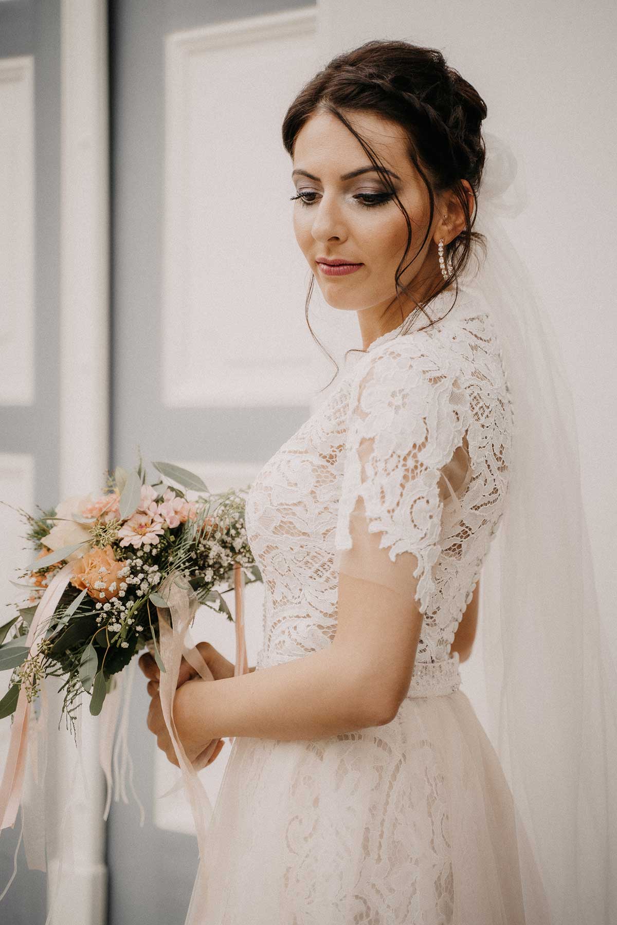Portrait einer Braut welche einen Brautstrauß hält
