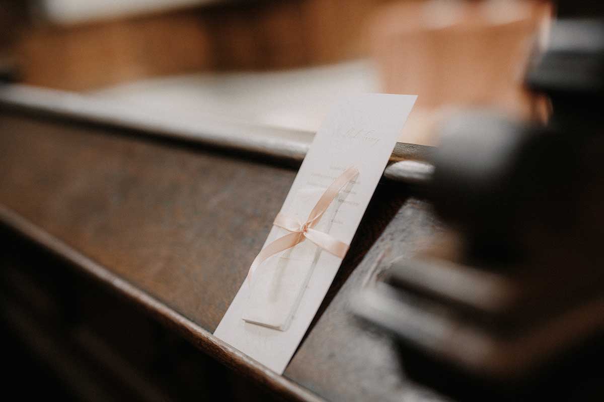 Kirchenheft mit Taschentuch für Freudentränen liegt auf der Kirchenbank