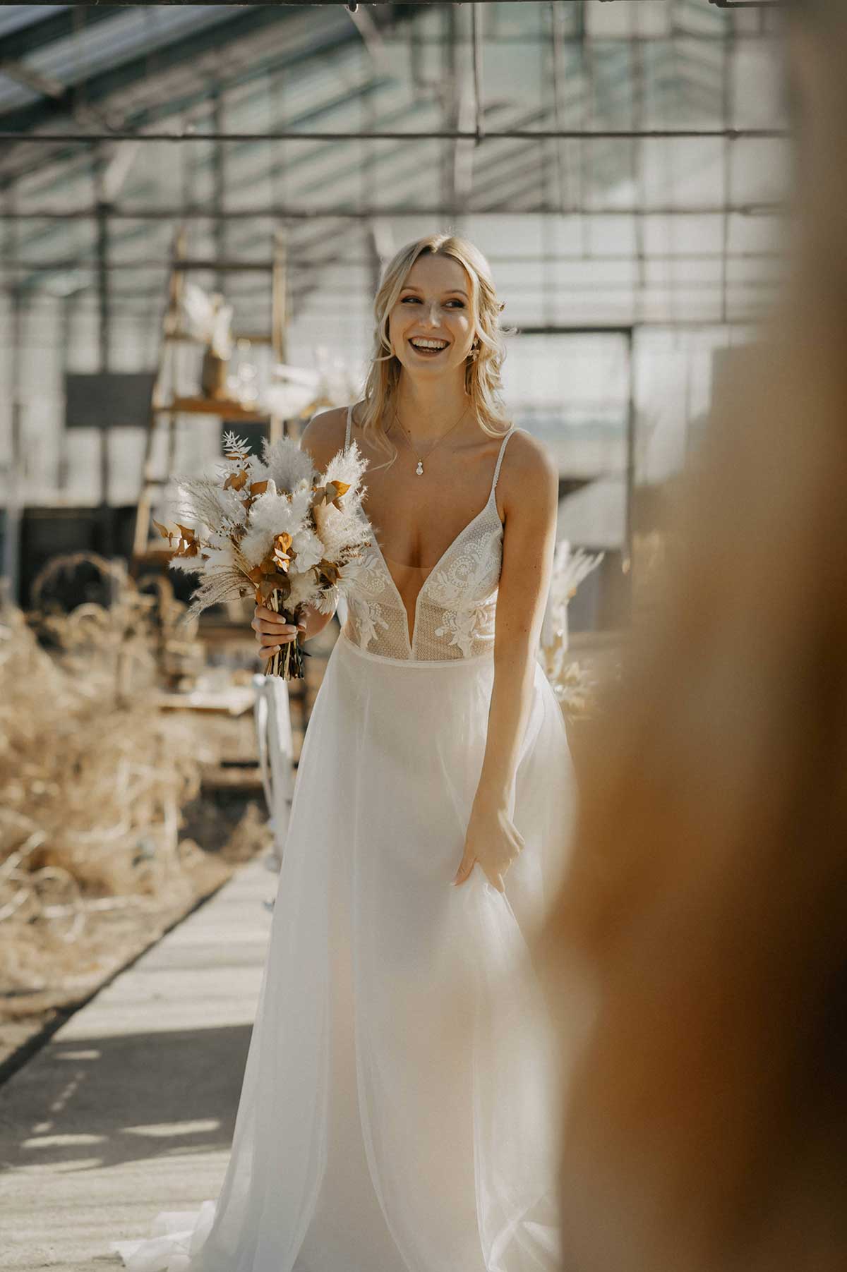 Braut mit Brautstrauß aus Trockenblumen