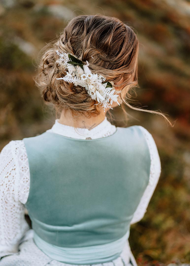 Hochgesteckte Haare mit Blumenkamm als Brautfrisur