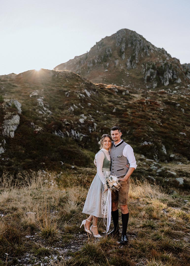 Braut und Bräutigam beim Fotoshooting in den Bergen
