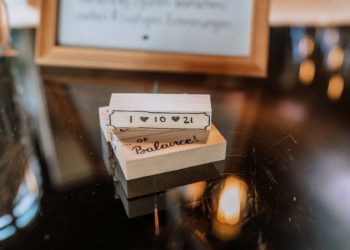 Holz Wackelturm Stapelspiel als Gästebuch bei der Hochzeit