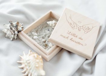 Personalisierbare Ringbox aus Holz von sendmoments