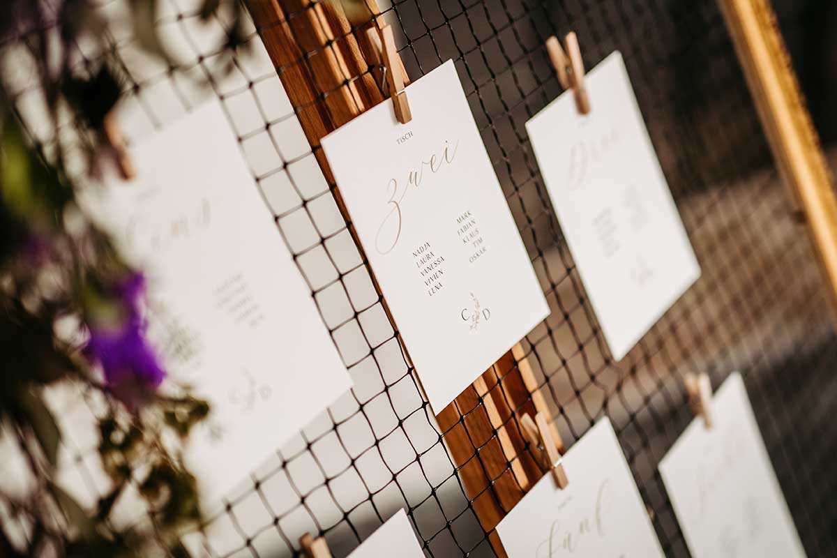 Karten der Tische beim Sitzplan bei der Hochzeit