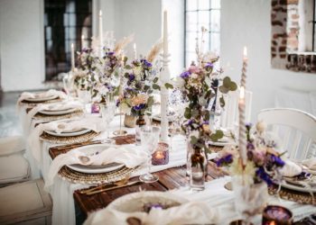 Very Peri Hochzeit im Boho-Stil