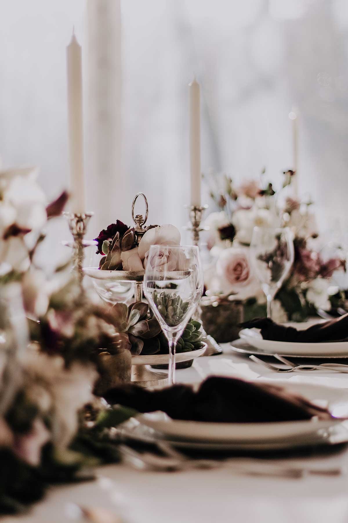 Tischdeko bei der Papeterie bei der Sukkulenten-Hochzeit