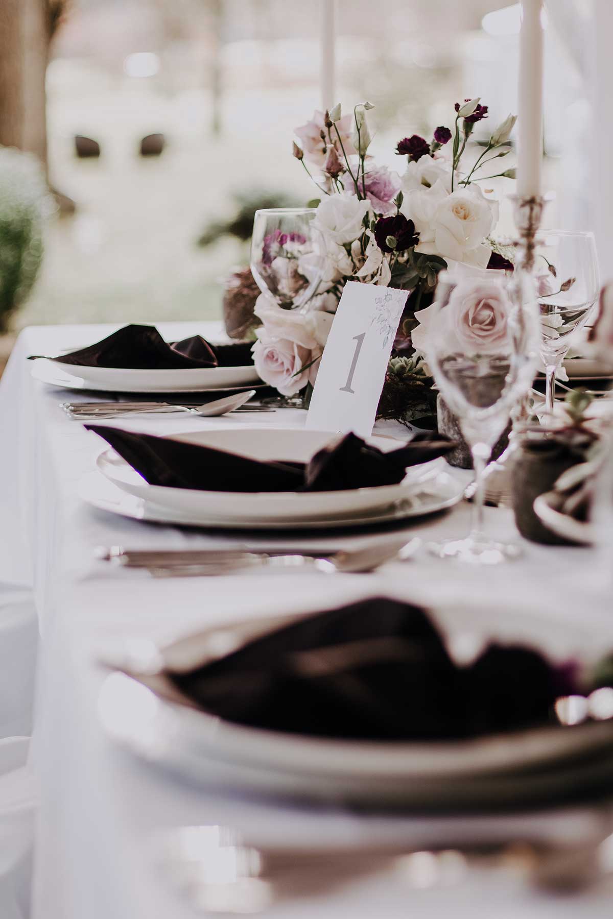Tischdeko bei der Hochzeit mit Sukkulenten und Akzentfarbe Purple
