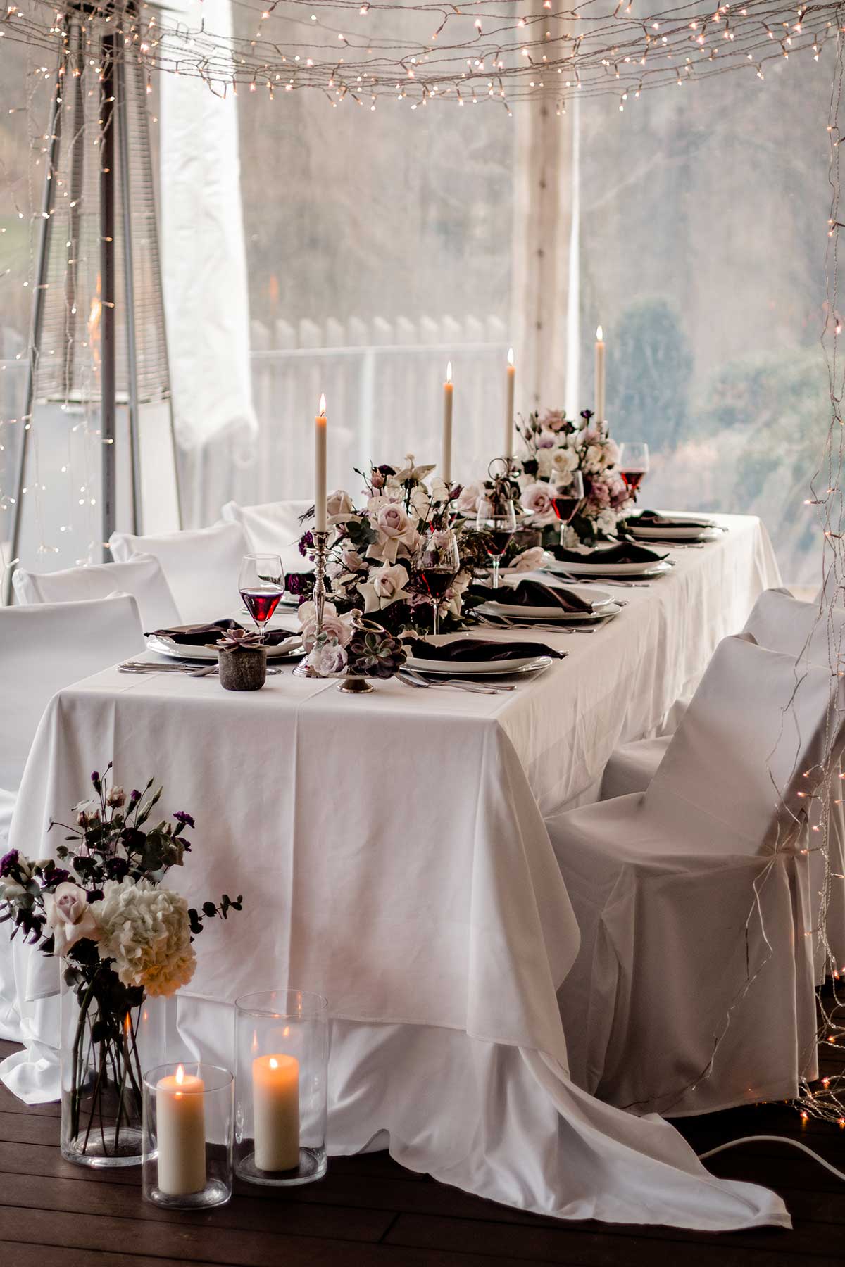 Tischdeko bei der Hochzeit mit Sukkulenten und Akzentfarbe Purple