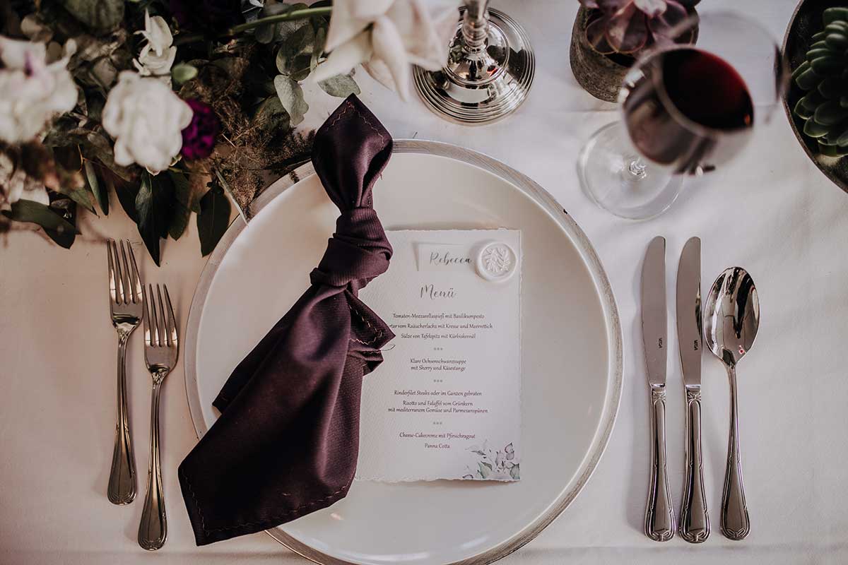 Serviette in Purple für die Hochzeit