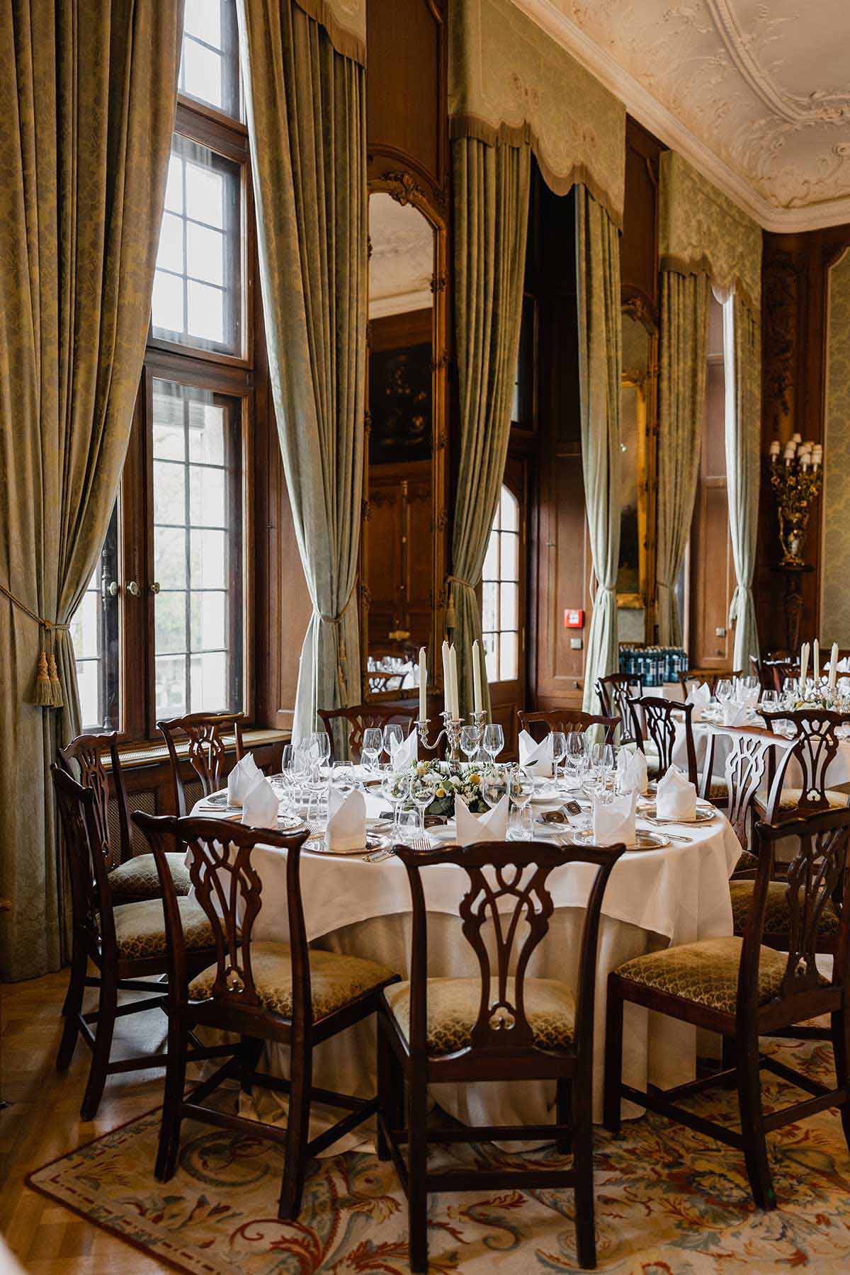 Gedeckter Tisch im grüner Salon im Schlosshotel Kronberg