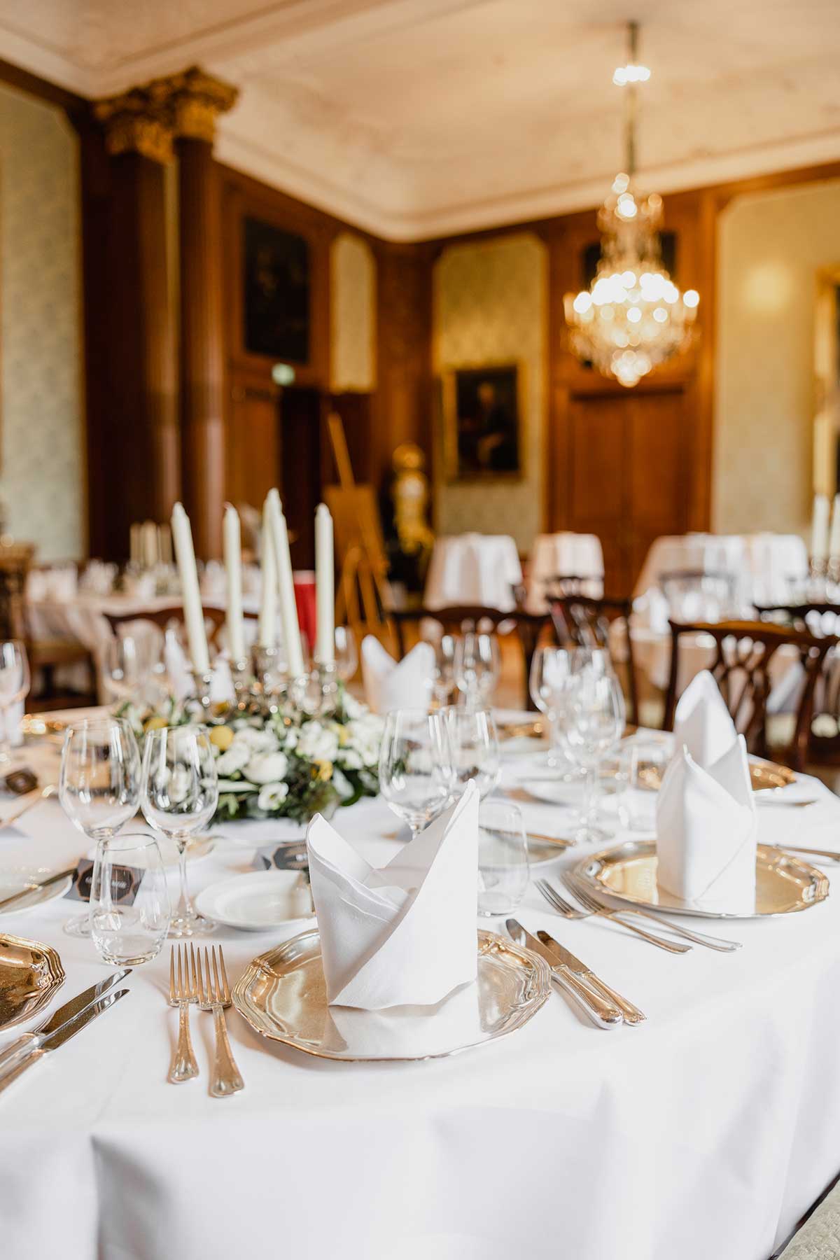 Gedeckter Tisch bei der Hochzeit