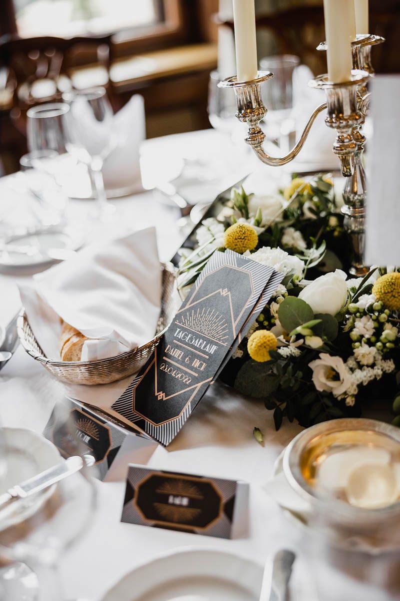 Tagesablauf auf dem Tisch bei der Hochzeit