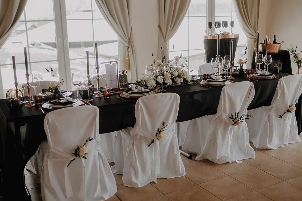 In Schwarz eingedeckter Tisch bei der Hochzeit