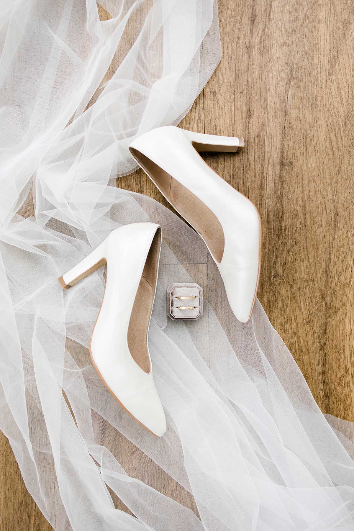 Schuhe der Braut liegen auf dem Schleier