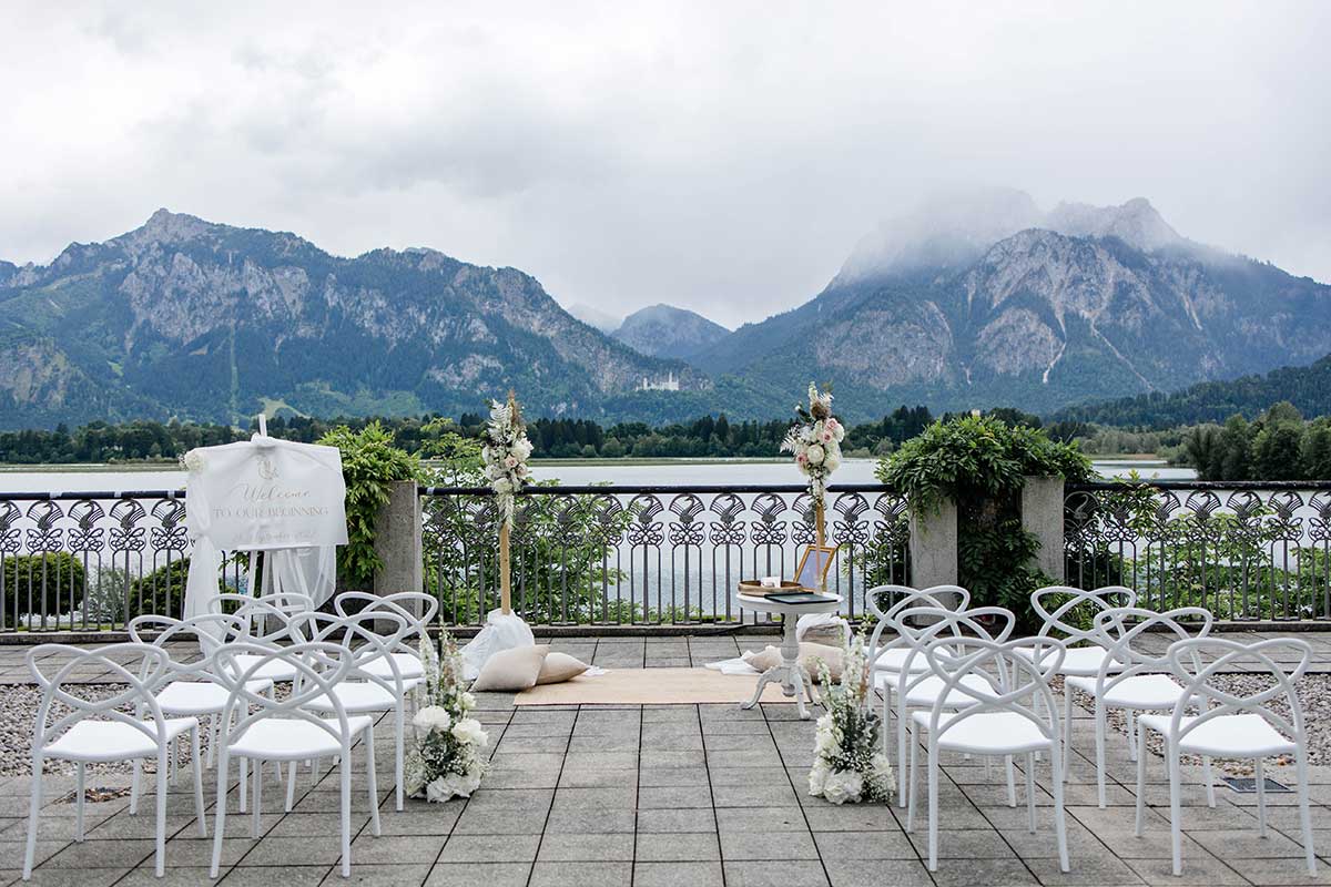 Für Hochzeit vorbereitete Dachterrasse vom Festspielhaus Neuschwanstein