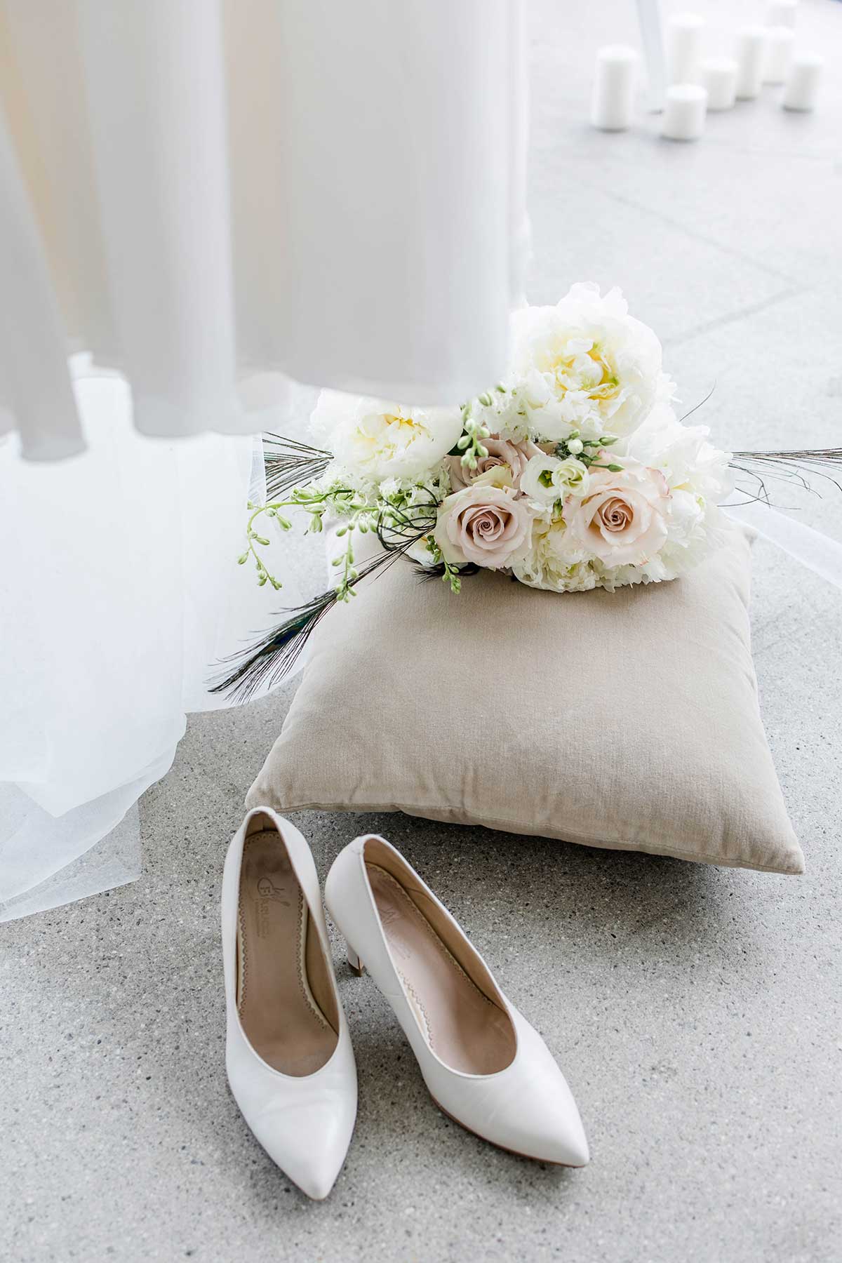 Brautstrauß und Schuhe der Braut