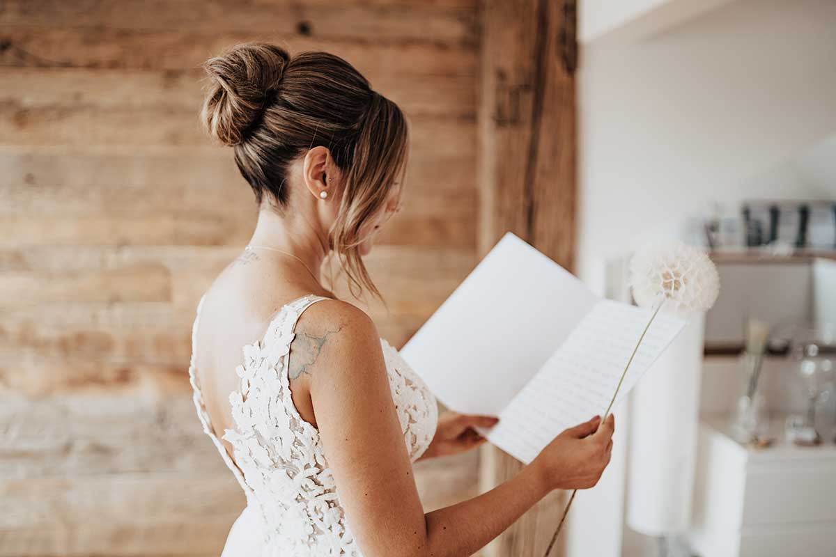 Braut liest ihr Ehegelübde