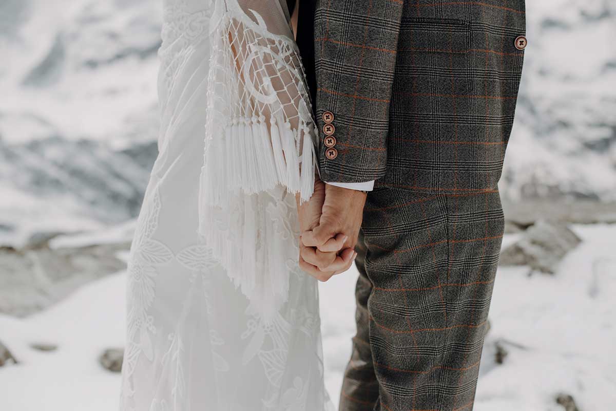 Braut und Bräutigam Hand in Hand