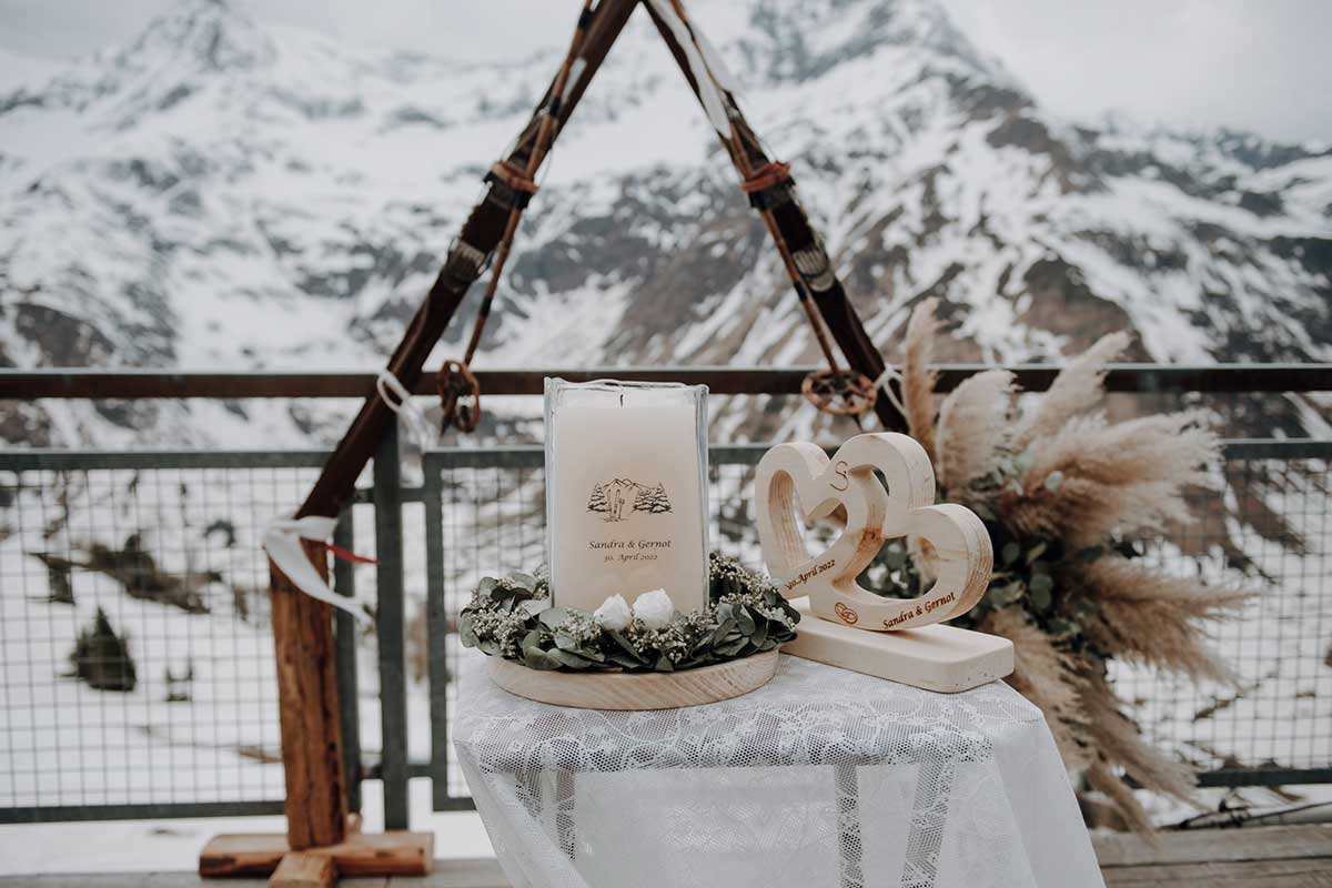 Hochzeitskerze mit Berge und Skier