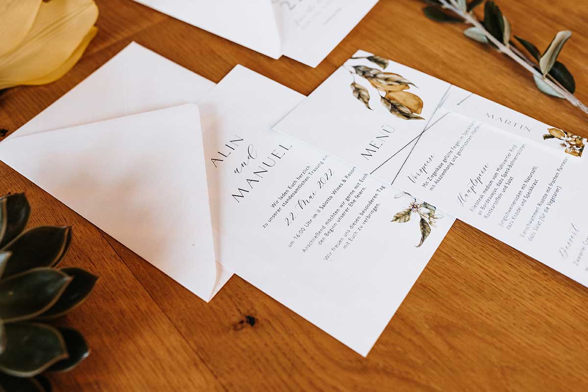 Einladungskarte und Menükarte zur Hochzeit mit Zitronen und Oliven