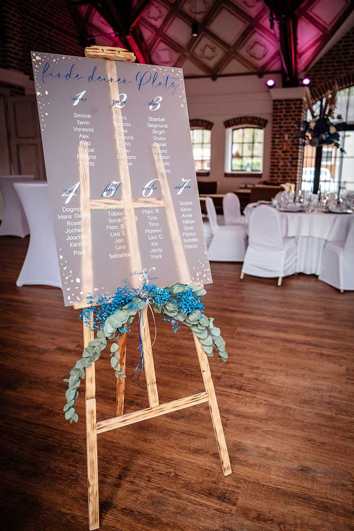 Acryl Sitzplan in Blau bei der Hochzeit